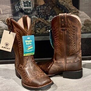 Ariat Honor Distressed Brown Full Grain Leather,4LR,wiggle room,roper heel,light